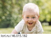 Portrait of a 1-year-old little boy outdoors. A happy child walks in the spring park. Happy childhood and fatherhood. Стоковое фото, фотограф Photojuli / Фотобанк Лори