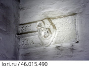 Стяжка 1847 года - историческое здание доменного цеха, Сысертский завод, Свердловская область (2019 год). Редакционное фото, фотограф Алексей Иванов / Фотобанк Лори