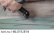 Pulling out rivets hand tool. Making a wooden lattice pergola support for a rose garden. The diamond lattice is sliding. Sage color, elements of an English garden with your own hands. Стоковое видео, видеограф Елизавета Малкова / Фотобанк Лори