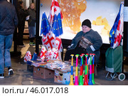 Продавщица флагов и вувузел. Тбилиси, Грузия. Редакционное фото, фотограф Evgenia Shevardina / Фотобанк Лори