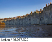 Вид на пейзаж и стремительное течение воды в русле таежной реки. Стоковое фото, фотограф Олег Елагин / Фотобанк Лори