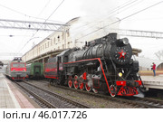 Паровоз Л-5248 прицепляется к составу ретропоезда "Селигер", станция Бологое-Московское, Тверская область (2019 год). Редакционное фото, фотограф Алексей Иванов / Фотобанк Лори