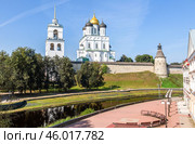 Вид на средневековый Псковский Кремль (Кром) и набережную реки Псковы в летний день. Псков, Россия (2024 год). Стоковое фото, фотограф FotograFF / Фотобанк Лори