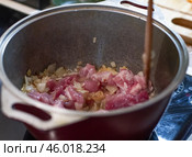 Мясо для плова обжаривается в казане. Стоковое фото, фотограф Elena Kotova / Фотобанк Лори