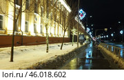 Petrozavodsk, Karelia, Russia, January 14, 2025: Karl Marx Avenue, center. Winter garlands and Christmas decorations, festive decor. Cozy spaces and magical atmosphere during the holiday season. Редакционное видео, видеограф Юлия Петровская / Фотобанк Лори