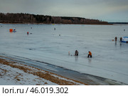 Подлёдная рыбалка на льду Можайского водохранилища, Московская область, Россия. Стоковое фото, фотограф glokaya_kuzdra / Фотобанк Лори