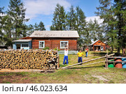Частный дом в сельской местности, двор, семья... Поселок Оймякон в Якутии ( Республика САХА ), Полюс Холода (2010 год). Редакционное фото, фотограф Павел Просянов / Фотобанк Лори