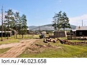 Сельская местность, дома, строения, балаган, бревна. Поселок Оймякон в Якутии ( Республика САХА ), Полюс Холода (2010 год). Редакционное фото, фотограф Павел Просянов / Фотобанк Лори