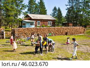 Сельская местность. Детство, улица, летние школьные каникулы, подвижные игры... Поселок Оймякон в Якутии ( Республика САХА ), Полюс Холода (2010 год). Редакционное фото, фотограф Павел Просянов / Фотобанк Лори