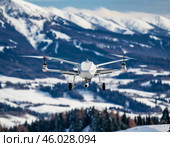 Военный беспилотник самолётного типа, оснащенный передовыми технологиями наблюдения. Стоковое AI-изображение, AI-художник Руслан Лесков / Фотобанк Лори