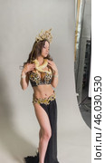 Belly dancer wows with beauty and graceful performance in elegant outfit. Стоковое видео, видеограф Гурьянов Андрей / Фотобанк Лори