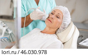 male doctor uses ultrasonic import. Стоковое фото, фотограф Яков Филимонов / Фотобанк Лори