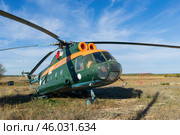 Пассажирские учебные вертолёты Ми-8 на аэродроме в степи. Волгоградская область, Россия. (2021 год). Редакционное фото, фотограф Андрей Цыганков / Фотобанк Лори