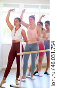Group of girls ballerinas will learn to stand in third position during a ballet rehearsal. Стоковое видео, видеограф Яков Филимонов / Фотобанк Лори