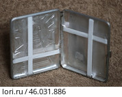 Портсигар из СССР открытый. Для сигарет. Стоковое фото, фотограф Анатолий Матвейчук / Фотобанк Лори