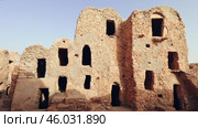 View of old Gsar al-Dagaghra settlement with ruined storage areas in Tunisia. Стоковое видео, видеограф Яков Филимонов / Фотобанк Лори