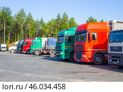 Trucks are parked, logistics and cargo transportation between cities (2020 год). Редакционное фото, фотограф Коханова Наталья / Фотобанк Лори