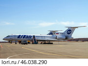 Самолет Туполев Ту-154М (бортовой номер RA-85773) авиакомпании UTair стоит в аэропорту города Уфа, вид сбоку (2013 год). Редакционное фото, фотограф Зарифа Арсланова / Фотобанк Лори