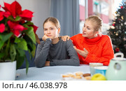 Mom soothes her teen daughter after a fight during Christmas holidays. Стоковое фото, фотограф Яков Филимонов / Фотобанк Лори
