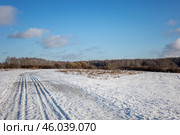 Зимний пейзаж с лыжнёй, Луной и Лысой Горой. - 1. Москва, Ясенево, Битцевский Лесопарк, январь 2025г. Winter landscape with ski track, moon and Bald Mountain - 1. Moscow, Yasenevo, Bitsevsky Forest Park, January 2025. Стоковое фото, фотограф Казума / Фотобанк Лори