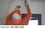 home renovation contractor scrape with spatula backview wallpapers removal. Стоковое видео, видеограф Mihail Mihaylov / Фотобанк Лори
