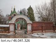 Город Калязин, Полевая улица, 26. Церковь Введения Пресвятой Богородицы во Храм (Введенская церковь) в пасмурный зимний день. Тверская область, Россия. Редакционное фото, фотограф Наталья Николаева / Фотобанк Лори