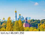 Золотая осень. Вид на Московский Кремль. Октябрь. Солнечный день. Москва. Россия. Редакционное фото, фотограф E. O. / Фотобанк Лори