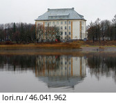 "Здание народной школы" (отражение в заливе Вакколахти). Карелия, Сортавала, набережная Ладожской флотилии, 2 (2019 год). Стоковое фото, фотограф Алексей Иванов / Фотобанк Лори