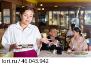 Waiter upset with little tips at restaurant. Стоковое фото, фотограф Яков Филимонов / Фотобанк Лори