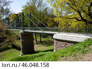 Макаровский пешеходный мост над Петровским оврагом в Кронштадте. Makarov pedestrian bridge over Petrovsky ravine in Kronstadt (2011 год). Стоковое фото, фотограф Смирнова Светлана / Фотобанк Лори