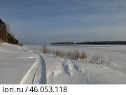 Река Кама, Удмуртия, деревня Сидоровы Горы, покрытая льдом и снегом в солнечный зимний морозный день. Стоковое фото, фотограф Оксана Шведкова / Фотобанк Лори