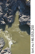 Vertical aerial video from drone reducing altitude over Altai river Katun with Teldykpen rapids. Camera looks down. Стоковое видео, видеограф Сергей Пристяжнюк (Serg Zastavkin) / Фотобанк Лори