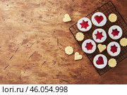Classic Linzer Christmas Cookies with raspberry or strawberry jam on wooden table. Стоковое фото, фотограф Ирина Буракова / Фотобанк Лори