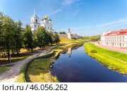 Псковский Кремль и набережная реки Псковы в Пскове, Россия (2024 год). Стоковое фото, фотограф FotograFF / Фотобанк Лори