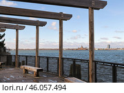 Grand view of New York Bay from South Cove Park, park in Battery Park City. New York City. Редакционное фото, фотограф Валерия Попова / Фотобанк Лори