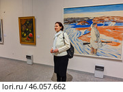 Женщина рассматривает картины в музейном комплексе им И.Я. Словцова. Город Тюмень (2023 год). Редакционное фото, фотограф Александр Тараканов / Фотобанк Лори