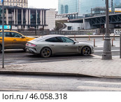 Xiaomi SU7 electric car on city streets. Редакционное фото, фотограф Константин Григорьев / Фотобанк Лори