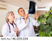 Two doctors analyzing roentgenogram. Стоковое фото, фотограф Яков Филимонов / Фотобанк Лори