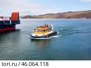 A hovercraft transports tourists across Lake Baikal to Olkhon Island in the spring. Стоковое фото, фотограф Виктория Тельминова / Фотобанк Лори