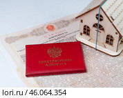 Удостоверение адвоката на фоне доверенности и домика. Стоковое фото, фотограф fotobelstar / Фотобанк Лори