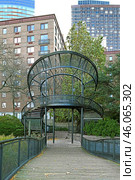 Observation deck overlooking Hudson River in South Cove Park, park in Battery Park. Manhattan, NYC. Редакционное фото, фотограф Валерия Попова / Фотобанк Лори