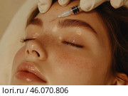Женщина проходит процедуру по уходу за лицом с помощью шприца. Стоковое AI-изображение, AI-художник Ярославский Максим / Фотобанк Лори