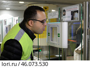 Алкорамка на проходной для персонала международного аэропорта Домодедово (2020 год). Редакционное фото, фотограф Free Wind / Фотобанк Лори