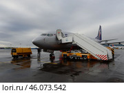 Подготовка к вылету самолета Boeing 737-800 (бортовой номер VP-BCC) авиакомпании "Smartavia" в аэропорту Домодедово (2020 год). Редакционное фото, фотограф Free Wind / Фотобанк Лори