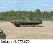 Боевая машина на поле в движении. Редакционное фото, фотограф Олег Станкевич / Фотобанк Лори