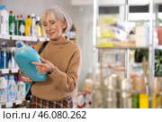 Woman choosing a large fabric softener. Стоковое фото, фотограф Яков Филимонов / Фотобанк Лори