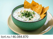Traditional Greek Tzatziki dip sauce made with cucumber sour cream. Yogurt sauce with dill, lemon juice, olive oil. Served with toasted Za'atar Pita bread. Top view. Tarator, cacik or tartar. Стоковое AI-изображение, AI-художник Марина Демидюк / Фотобанк Лори