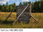 Деревянное сооружение в поле (2022 год). Стоковое фото, фотограф DamienTn / Фотобанк Лори