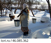 Пожилая женщина несет ведра на коромысле. Стоковое фото, фотограф Светлана Кандратьева / Фотобанк Лори