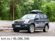 Toyota Land Cruiser Prado 120 (2020 год). Редакционное фото, фотограф Art Konovalov / Фотобанк Лори